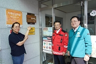 박은식 산림청장이 4월 15일 충남 계룡시 엄사면 도곡리 마을회관에서 주민들을 대상으로 산불예방 홍보를 하고 있다.
