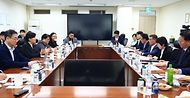 송미령 농림축산식품부 장관이 4월 15일 중동 전쟁에 따른 식품 포장재 수급 불안이 식품산업과 민생 물가에 끼치는 영향을 최소화하기 위해 롯데웰푸드 대전공장을 방문, 식품·외식업체 포장재 원·부재료 수급 상황 점검 및 간담회를 개최하고 있다.