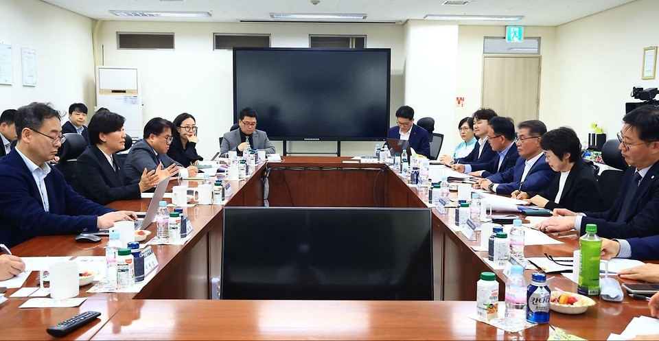 송미령 농림축산식품부 장관이 4월 15일 중동 전쟁에 따른 식품 포장재 수급 불안이 식품산업과 민생 물가에 끼치는 영향을 최소화하기 위해 롯데웰푸드 대전공장을 방문, 식품·외식업체 포장재 원·부재료 수급 상황 점검 및 간담회를 개최하고 있다.