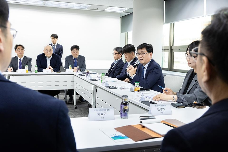 김성환 기후에너지환경부 장관이 4월 15일 서울 종로구 HJ비즈니스센터에서 열린 '열에너지 혁신 전략 발표 및 민·관 합동 포럼 출범식에 참석해 모두발언을 하고 참석자들과 기념촬영을 하고 있다.