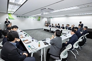 김성환 기후에너지환경부 장관이 4월 15일 서울 종로구 HJ비즈니스센터에서 열린 '열에너지 혁신 전략 발표 및 민·관 합동 포럼 출범식에 참석해 모두발언을 하고 참석자들과 기념촬영을 하고 있다.