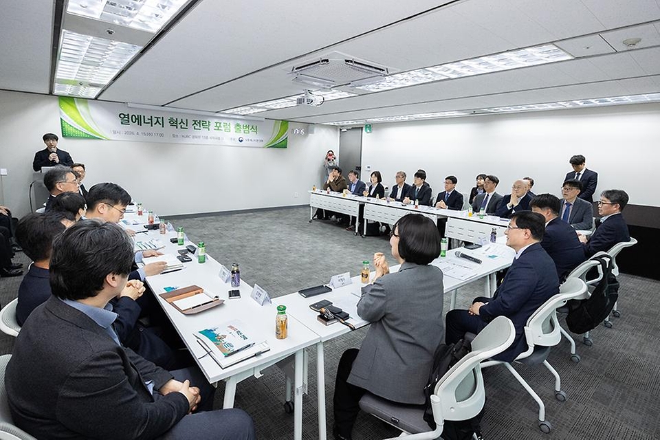 김성환 기후에너지환경부 장관이 4월 15일 서울 종로구 HJ비즈니스센터에서 열린 '열에너지 혁신 전략 발표 및 민·관 합동 포럼 출범식에 참석해 모두발언을 하고 참석자들과 기념촬영을 하고 있다.