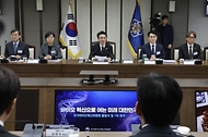 김민석 국무총리가 4월 16일 세종 다솜로 정부세종청사에서 열린 국가바이오혁신위원회 첫 회의에서 위원회의 비전 및 운영 방향에 관해 발언을 하고 있다.