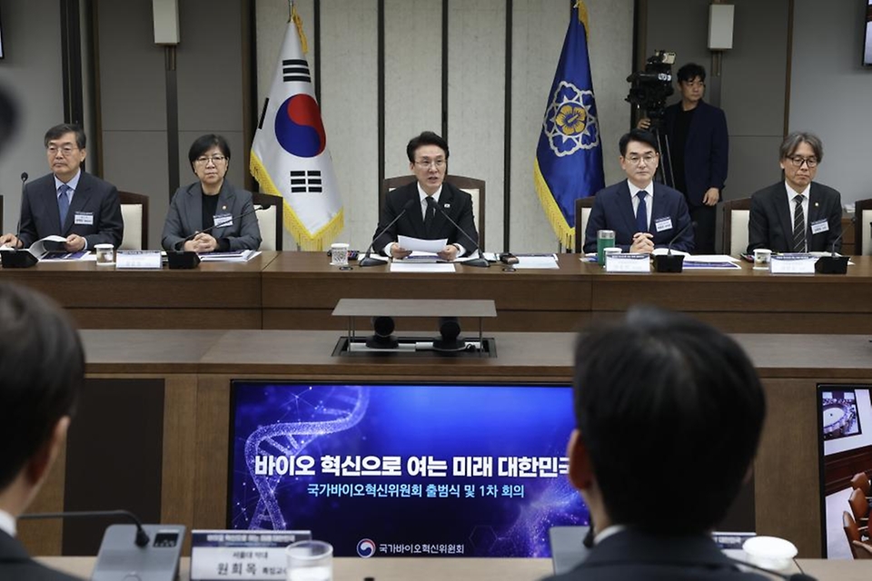 김민석 국무총리가 4월 16일 세종 다솜로 정부세종청사에서 열린 국가바이오혁신위원회 첫 회의에서 위원회의 비전 및 운영 방향에 관해 발언을 하고 있다.