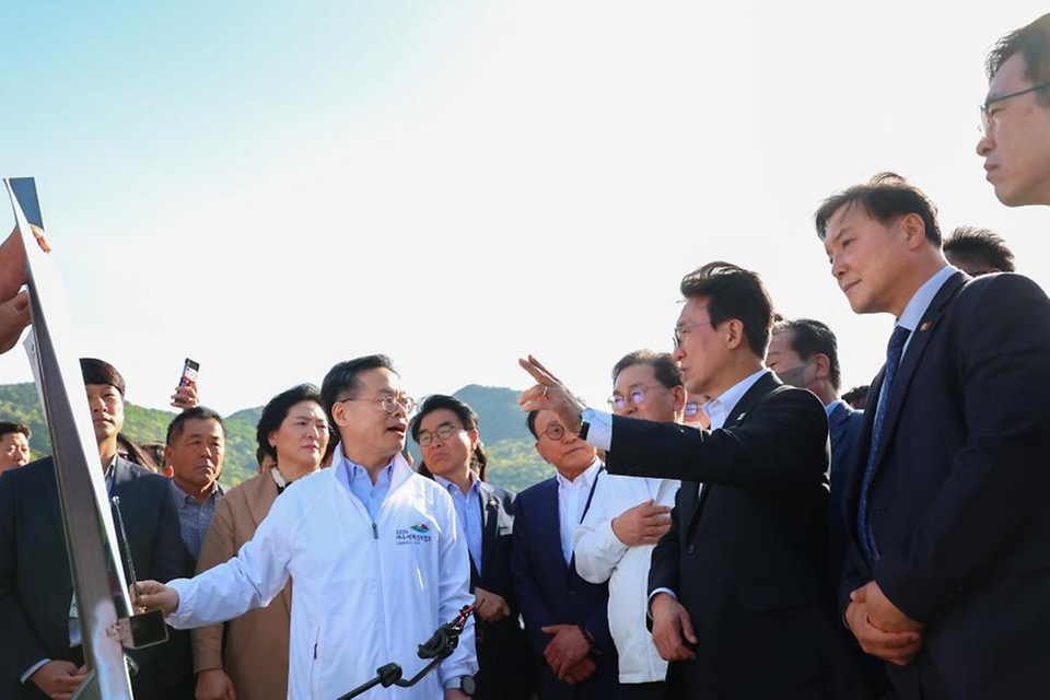 김민석 국무총리가 4월 16일 여수 개도를 방문, 2026 여수세계섬박람회 준비상황을 점검하고 있다.