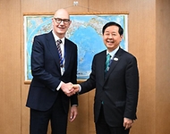 주요 20개국(G20) 재무장관회의 및 국제통화기금(IMF)/세계은행(WB) 춘계회의 참석차 미국 워싱턴D.C.를 방문 중인 구윤철 부총리 겸 재정경제부 장관이 4월 15일 오후(현지 시간) 국제통화기금(IMF)에서 롤랑 레스퀴르 프랑스 재무장관과 면담에 앞서 악수하며 기념사진을 찍고 있다.