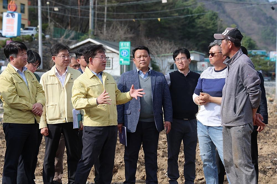 이승돈 농촌진흥청장이 4월 15일 강원도 평창군에 있는 여름배추 재배지를 방문해 '씨스트선충' 공적 방제 추진 상황을 점검하고 있다.