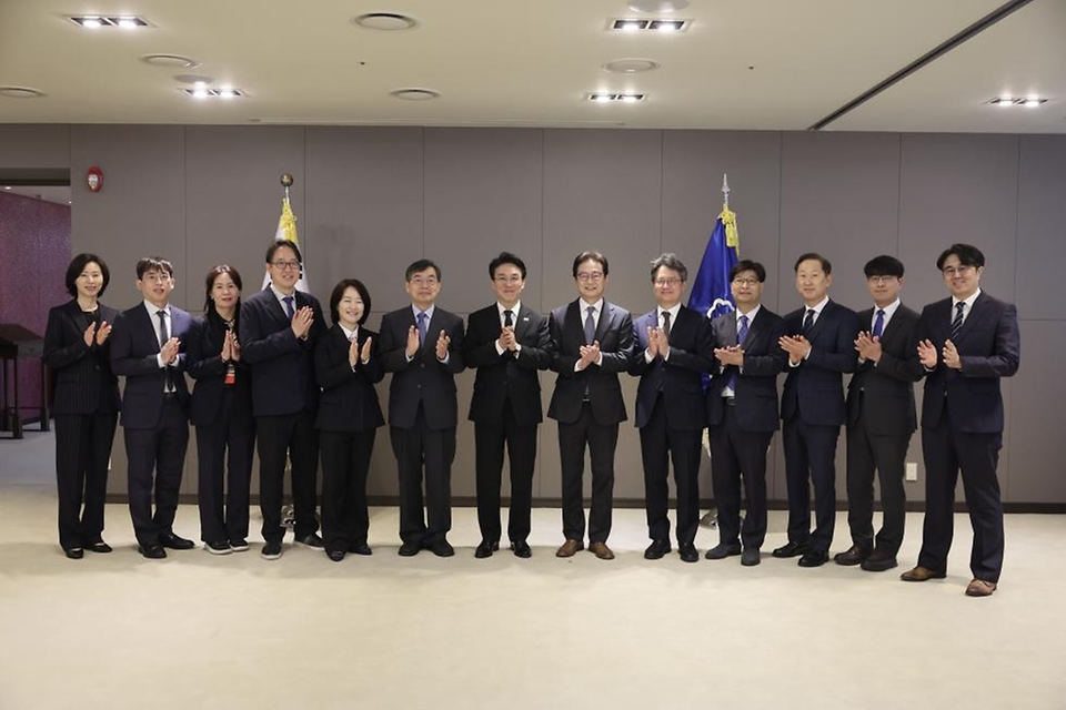 김민석 국무총리가 4월 16일 세종 다솜로 정부세종청사에서 열린 국가바이오혁신위원회 첫 회의에서 위원회의 비전 및 운영 방향에 관해 발언을 하고 있다.