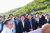 김민석 국무총리가 4월 16일 여수 개도를 방문, 2026 여수세계섬박람회 준비상황을 점검하고 있다.