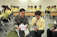 홍소영 병무청장이 4월 16일 대전시 정부대전청사에서 동원훈련 수송 중 발행할 수 있는 불의의 사고에 대비해 '수송사고대책본부 위기대응 절차연습'을 실시하고 있다.