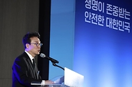 김민석 국무총리가 4월 16일 세종 다솜로 세종컨벤션센터에서 열린 제12회 국민안전의 날 기념식에서 기념사를 하고 있다.