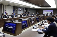 김민석 국무총리가 4월 16일 세종 다솜로 정부세종청사에서 열린 국가바이오혁신위원회 첫 회의에서 위원회의 비전 및 운영 방향에 관해 발언을 하고 있다.