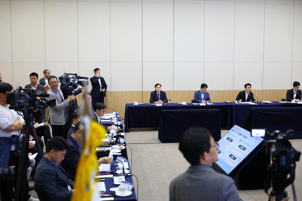 김민석 국무총리가 4월 16일 여수 엑스포컨벤션센터에서 2026 여수세계섬박람회 준비 상황 점검회의를 주재하고 있다.