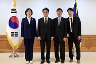 김민석 국무총리가 4월 15일 세종대로 정부서울청사에서 장애인정책조정위원회 민간위원 위촉장 수여 및 회의를 주재하고 있다.