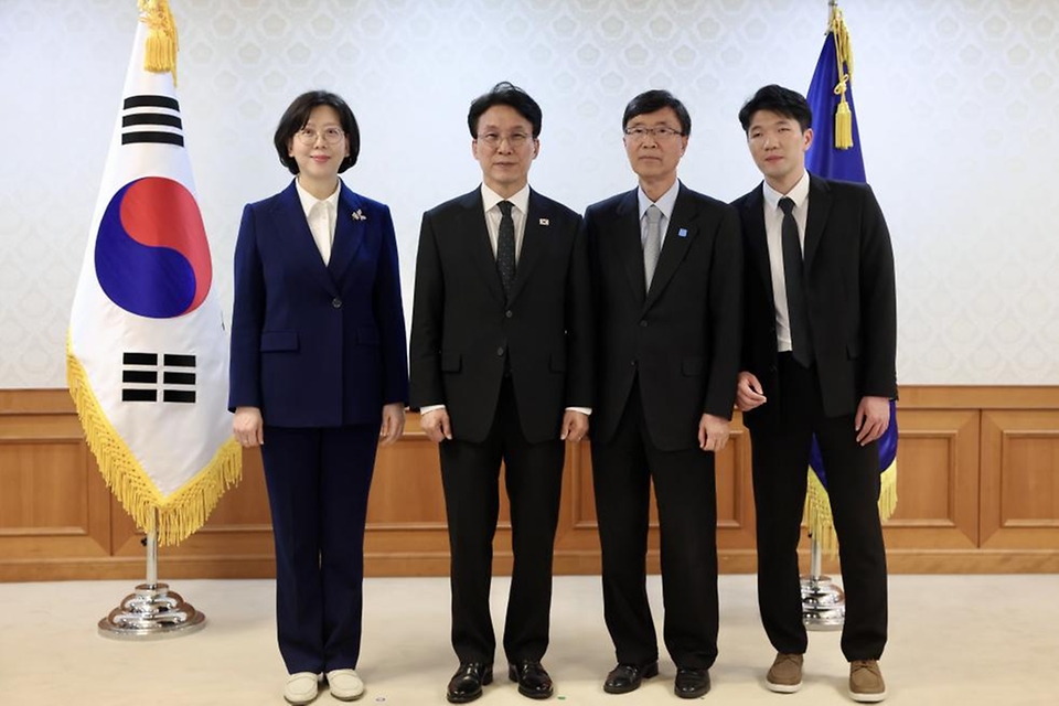 김민석 국무총리가 4월 15일 세종대로 정부서울청사에서 장애인정책조정위원회 민간위원 위촉장 수여 및 회의를 주재하고 있다.