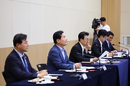 김민석 국무총리가 4월 16일 여수 엑스포컨벤션센터에서 2026 여수세계섬박람회 준비 상황 점검회의를 주재하고 있다.