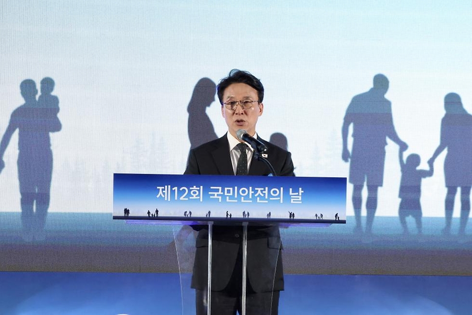 김민석 국무총리가 4월 16일 세종 다솜로 세종컨벤션센터에서 열린 제12회 국민안전의 날 기념식에서 기념사를 하고 있다.