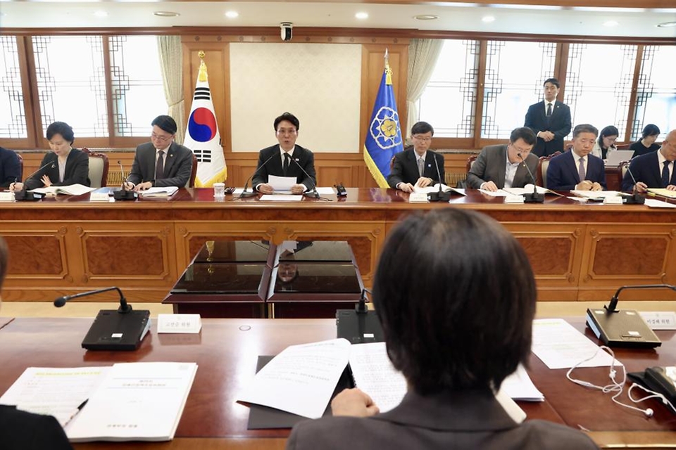 김민석 국무총리가 4월 15일 세종대로 정부서울청사에서 장애인정책조정위원회 민간위원 위촉장 수여 및 회의를 주재하고 있다.