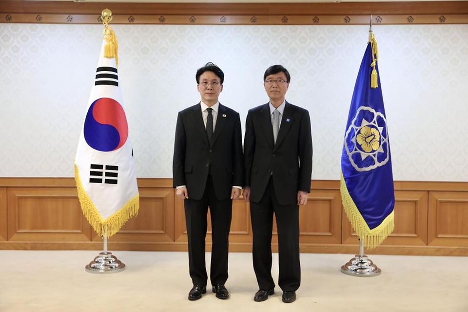 김민석 국무총리가 4월 15일 세종대로 정부서울청사에서 장애인정책조정위원회 민간위원 위촉장 수여 및 회의를 주재하고 있다.