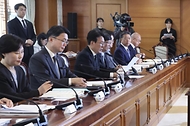 김민석 국무총리가 4월 15일 세종대로 정부서울청사에서 장애인정책조정위원회 민간위원 위촉장 수여 및 회의를 주재하고 있다.