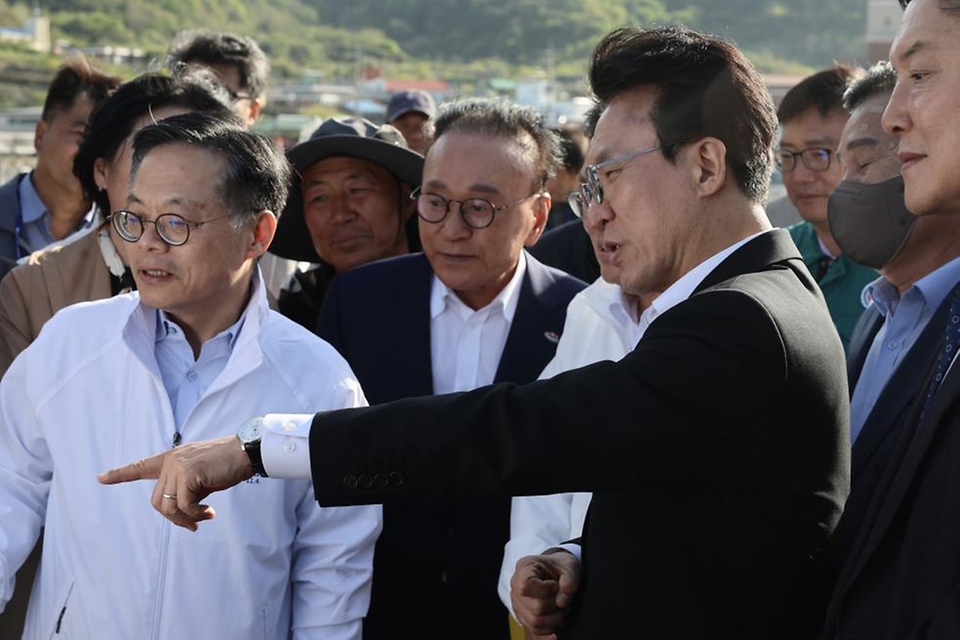 김민석 국무총리가 4월 16일 여수 개도를 방문, 2026 여수세계섬박람회 준비상황을 점검하고 있다.