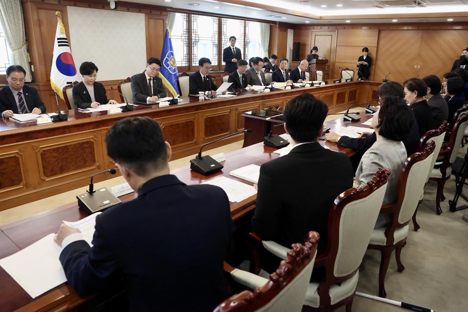 김민석 국무총리가 4월 15일 세종대로 정부서울청사에서 장애인정책조정위원회 민간위원 위촉장 수여 및 회의를 주재하고 있다.