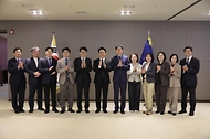 김민석 국무총리가 4월 16일 세종 다솜로 정부세종청사에서 열린 국가바이오혁신위원회 첫 회의에서 위원회의 비전 및 운영 방향에 관해 발언을 하고 있다.