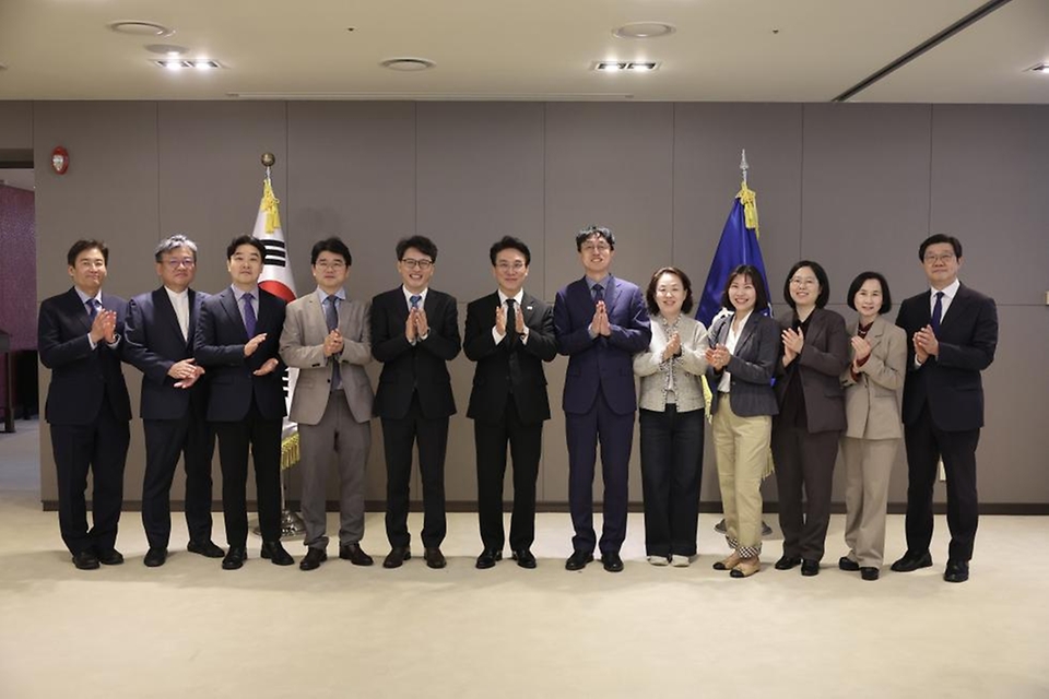 김민석 국무총리가 4월 16일 세종 다솜로 정부세종청사에서 열린 국가바이오혁신위원회 첫 회의에서 위원회의 비전 및 운영 방향에 관해 발언을 하고 있다.