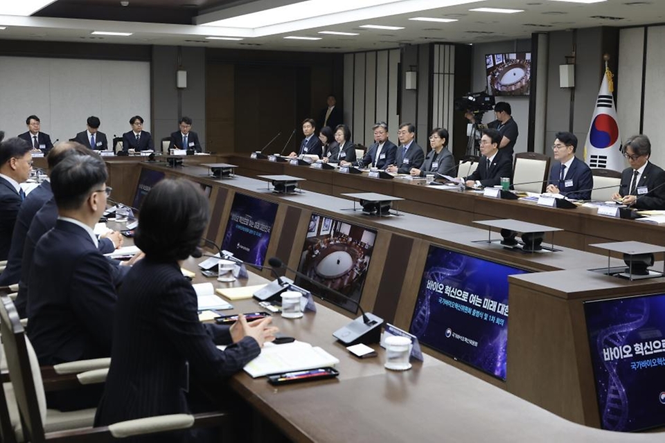 김민석 국무총리가 4월 16일 세종 다솜로 정부세종청사에서 열린 국가바이오혁신위원회 첫 회의에서 위원회의 비전 및 운영 방향에 관해 발언을 하고 있다.