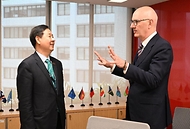 주요 20개국(G20) 재무장관회의 및 국제통화기금(IMF)/세계은행(WB) 춘계회의 참석차 미국 워싱턴D.C.를 방문 중인 구윤철 부총리 겸 재정경제부 장관이 4월 15일 오후(현지 시간) 국제통화기금(IMF)에서 롤랑 레스퀴르 프랑스 재무장관과 대화를 하고 있다.