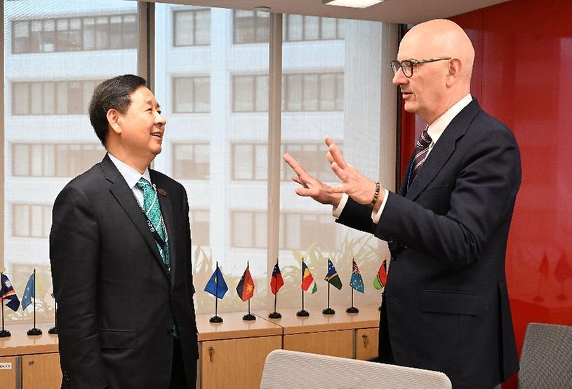주요 20개국(G20) 재무장관회의 및 국제통화기금(IMF)/세계은행(WB) 춘계회의 참석차 미국 워싱턴D.C.를 방문 중인 구윤철 부총리 겸 재정경제부 장관이 4월 15일 오후(현지 시간) 국제통화기금(IMF)에서 롤랑 레스퀴르 프랑스 재무장관과 대화를 하고 있다.