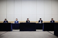 김민석 국무총리가 4월 16일 여수 엑스포컨벤션센터에서 2026 여수세계섬박람회 준비 상황 점검회의를 주재하고 있다.