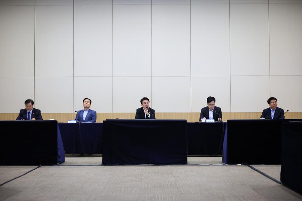 김민석 국무총리가 4월 16일 여수 엑스포컨벤션센터에서 2026 여수세계섬박람회 준비 상황 점검회의를 주재하고 있다.