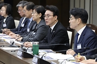 김민석 국무총리가 4월 16일 세종 다솜로 정부세종청사에서 열린 국가바이오혁신위원회 첫 회의에서 위원회의 비전 및 운영 방향에 관해 발언을 하고 있다.