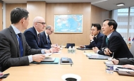 주요 20개국(G20) 재무장관회의 및 국제통화기금(IMF)/세계은행(WB) 춘계회의 참석차 미국 워싱턴D.C.를 방문 중인 구윤철 부총리 겸 재정경제부 장관이 4월 15일 오후(현지 시간) 국제통화기금(IMF)에서 롤랑 레스퀴르 프랑스 재무장관과 면담을 하고 있다.