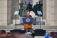 이재명 대통령이 4월 19일 서울 강북구 국립4·19민주묘지에서 열린 제66주년 4·19 혁명 기념식에서 기념사를 하고 있다.