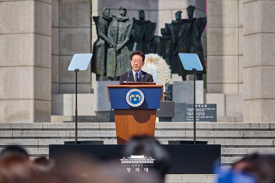 이재명 대통령이 4월 19일 서울 강북구 국립4·19민주묘지에서 열린 제66주년 4·19 혁명 기념식에서 기념사를 하고 있다.
