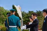 이재명 대통령과 김혜경 여사가 4월 19일 서울 강북구 국립4·19민주묘지에서 열린 제66주년 4·19 혁명 기념식에서 헌화를 하고 있다.