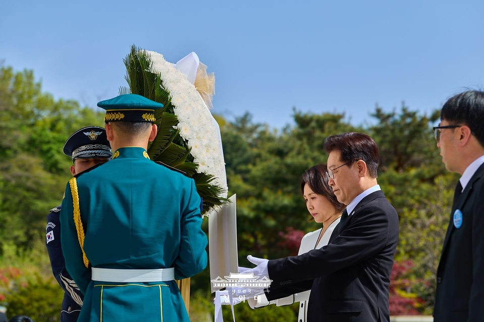 이재명 대통령과 김혜경 여사가 4월 19일 서울 강북구 국립4·19민주묘지에서 열린 제66주년 4·19 혁명 기념식에서 헌화를 하고 있다.