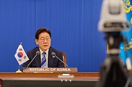 이재명 대통령이 4월 17일 청와대에서 프랑스·영국이 주도하는 호르무즈 해협 자유 항행에 관한 화상 정상회의를 하고 있다.