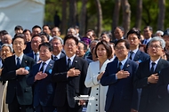 이재명 대통령과 김혜경 여사가 4월 19일 서울 강북구 국립4·19민주묘지에서 열린 제66주년 4·19 혁명 기념식에서 국민의례를 하고 있다.