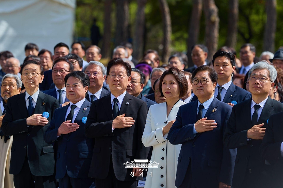 이재명 대통령과 김혜경 여사가 4월 19일 서울 강북구 국립4·19민주묘지에서 열린 제66주년 4·19 혁명 기념식에서 국민의례를 하고 있다.