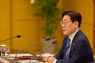 이재명 대통령이 4월 17일 청와대에서 프랑스·영국이 주도하는 호르무즈 해협 자유 항행에 관한 화상 정상회의를 하고 있다.