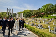 이재명 대통령과 김혜경 여사가 4월 19일 서울 강북구 국립4·19민주묘지에서 열린 제66주년 4·19 혁명 기념식을 마친 뒤 묘역을 둘러보고 있다.