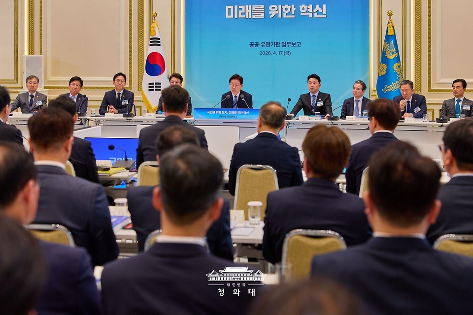 이재명 대통령이 4월 17일 청와대 영빈관에서 열린 공공기관 및 유관기관 업무보고에서 발언하고 있다. 이번 업무보고는 지난해 12월 부처보고에서 제외됐던 36개 공공기관과 66개 유관기관이 대상이다.