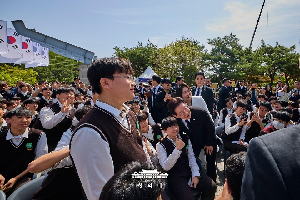 이재명 대통령과 김혜경 여사가 4월 19일 서울 강북구 국립4·19민주묘지에서 열린 제66주년 4·19 혁명 기념식에서 학생들과 기념 촬영하고 있다.