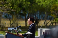 이재명 대통령이 4월 19일 서울 강북구 국립4·19민주묘지에서 열린 제66주년 4·19 혁명 기념식에서 기념사를 하고 있다.