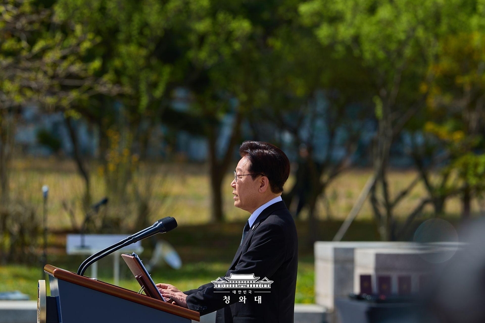 이재명 대통령이 4월 19일 서울 강북구 국립4·19민주묘지에서 열린 제66주년 4·19 혁명 기념식에서 기념사를 하고 있다.