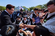이재명 대통령이 4월 19일 서울 강북구 국립4·19민주묘지에서 열린 제66주년 4·19 혁명 기념식에서 학생들과 악수하고 있다.