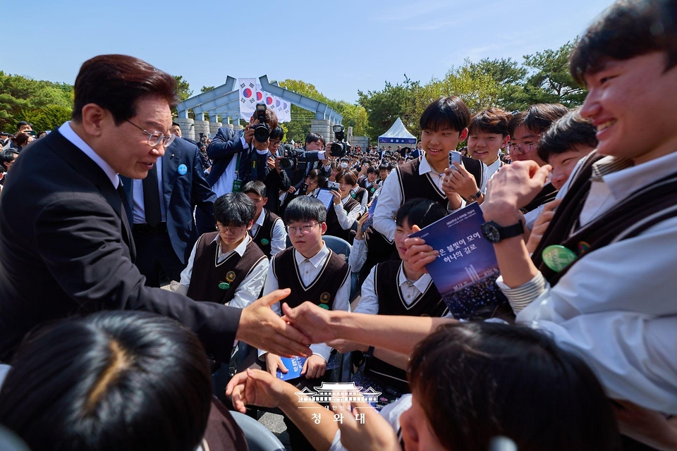 이재명 대통령이 4월 19일 서울 강북구 국립4·19민주묘지에서 열린 제66주년 4·19 혁명 기념식에서 학생들과 악수하고 있다.